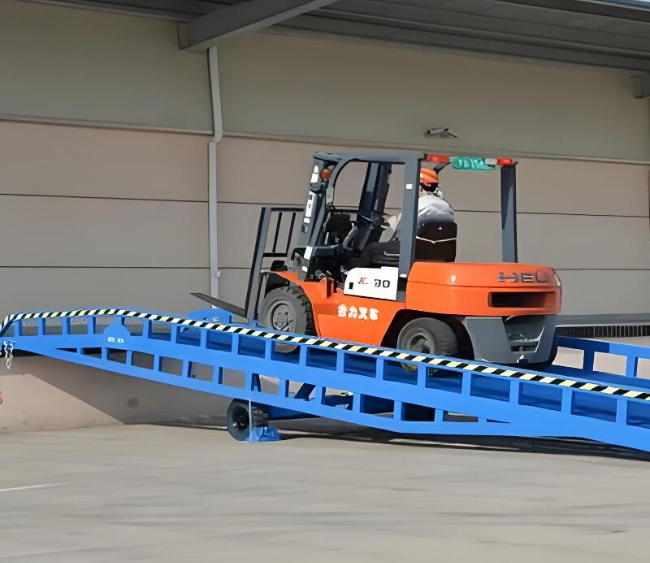 钢城移动式卸货平台（叉车用）